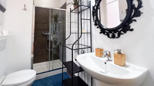 博索莱伊Chambre moderne, proche Monaco的一间带水槽、卫生间和镜子的浴室