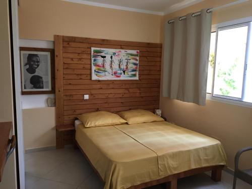 Boa VenturaBeach Villa am Praia de Chaves, Sal Rei, Boa Vista的一间卧室配有一张带木制床头板的床