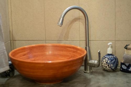 PérulaCasa Punta Perula VILLAS的浴室水槽设有木碗和水龙头