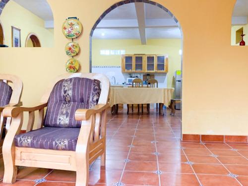 帕纳哈切尔Casa Esperanza的客厅配有桌子和椅子