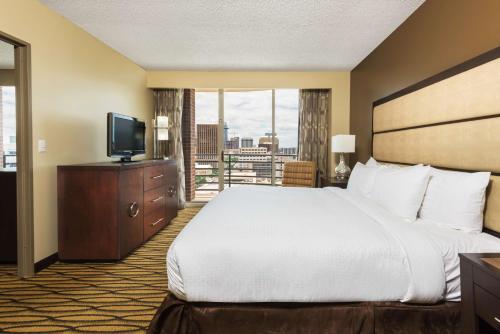 奥斯汀DoubleTree Suites by Hilton Hotel Austin的酒店客房设有一张大床和一台电视。