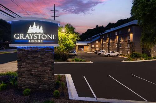 布恩Graystone Lodge, Ascend Hotel Collection的停车场里一个摇滚石酒店标志