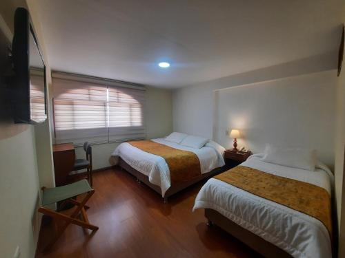 派帕艾拉葛酒店的酒店客房设有两张床和窗户。
