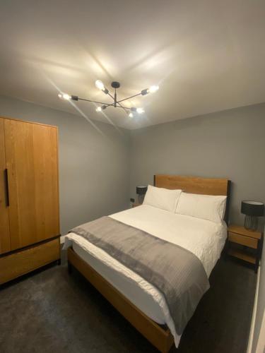 贝尔法斯特Modern Hut in Belfast的一间卧室配有一张床和吊扇