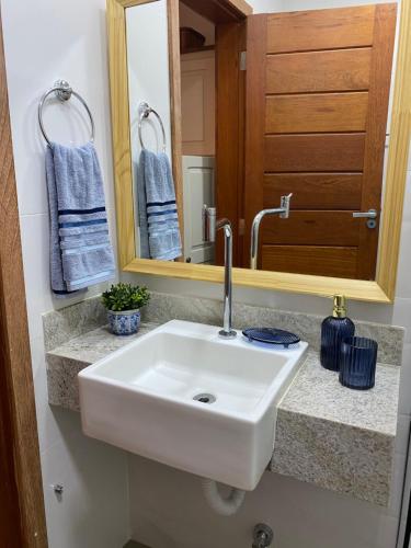 巴拉格兰德Apartamento na Vila de Barra Grande - Bahia的浴室设有白色水槽和镜子
