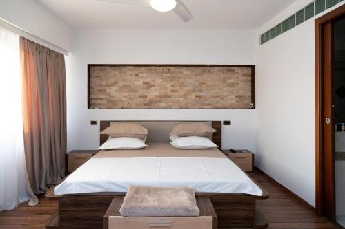 德罗贝塔-塞维林堡Apartament CENTRAL 1的一间卧室设有一张床和砖墙