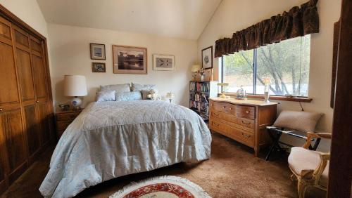 奥克赫斯特Yosemite Mountain Retreat的一间卧室配有一张床、一个梳妆台和一扇窗户。