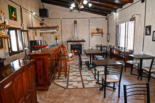 La CarolinaPosada Casablanca的一间带桌椅和壁炉的餐厅