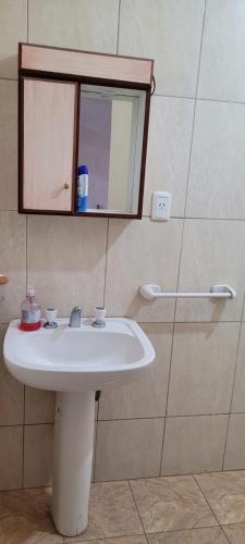 蒂诺加斯塔Kenny G的浴室设有白色水槽和镜子