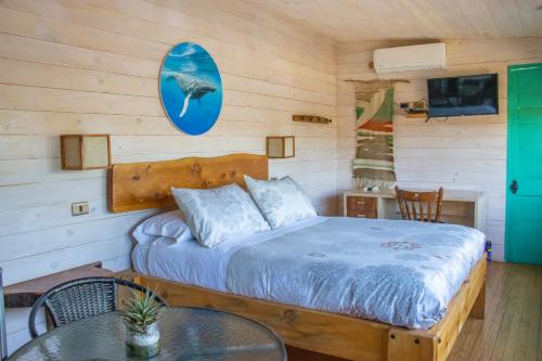 皮奇勒姆Hostal Sirena的卧室配有一张床铺,墙上设有冲浪板