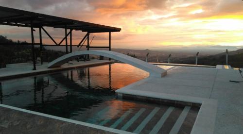 圣罗莎德卡瓦尔FINCA LA FORTALEZA的一座享有日落美景的游泳池