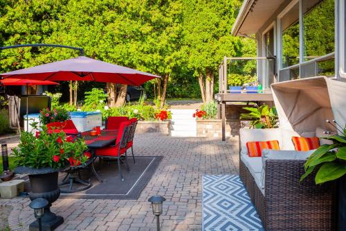 当达斯Nature Oasis Mar Suite的庭院配有桌椅和遮阳伞。