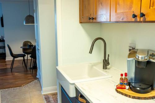 Cottonwood HeightsCottonwood Heights - Lower Level of Mountain Home!的厨房配有水槽和台面