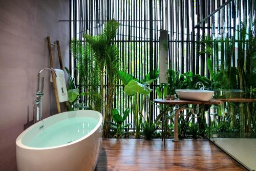 头顿AnNam Village的带浴缸和植物的浴室