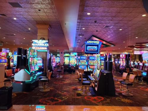 拉斯维加斯Comfy Unit at Orleans Casino Strip Las Vegas的赌场,有一堆老虎机