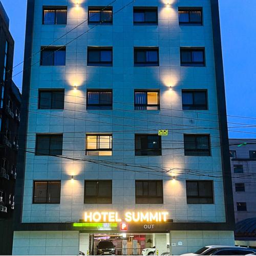 光州Hotel SUMMIT的一座酒店大楼,上面有酒店的日出标志