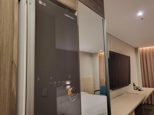光州Hotel SUMMIT的浴室设有玻璃门,可通往卧室