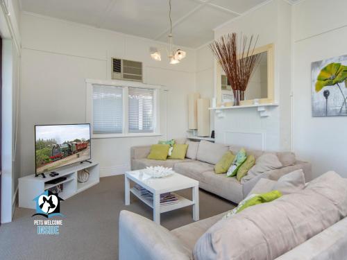 McCrackenAbsolute Beachfront 3BR 2BA Home w/ Beach Track的带沙发和电视的客厅