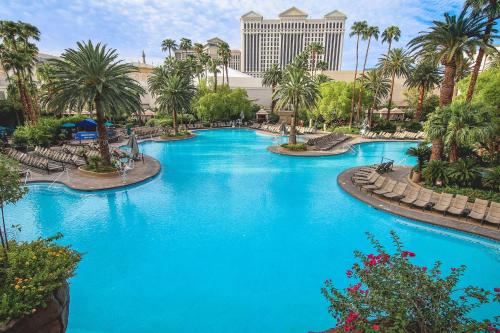 拉斯维加斯Restful Unit at Mirage Casino Strip Las Vegas的度假村内的一个蓝色海水游泳池
