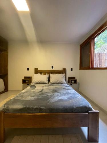 本图贡萨尔维斯CASA DA FONTE的一间卧室设有一张大床和一个窗户。