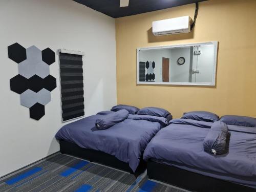 雪邦Ayden Hostel Airport Transit - KLIA的一间卧室配有两张床和镜子