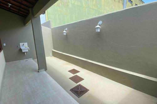 皮雷诺波利斯Casa 5 - Vila Francisco的一间空浴室,设有窗户和瓷砖地板