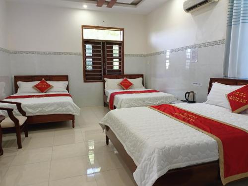 永熙Khách sạn Mộng An的一间卧室设有两张床和窗户。