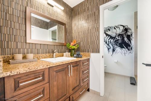 迈阿密Flamingo's Resort的一间带水槽和镜子的浴室