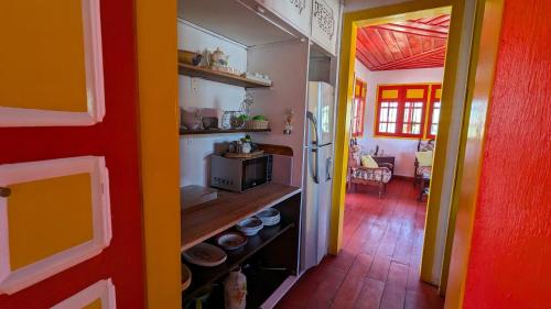 萨兰托Coronel's Peak Coffee House的厨房拥有色彩缤纷的墙壁和冰箱。