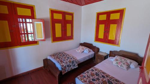 萨兰托Coronel's Peak Coffee House的带两张床和两个窗户的房间