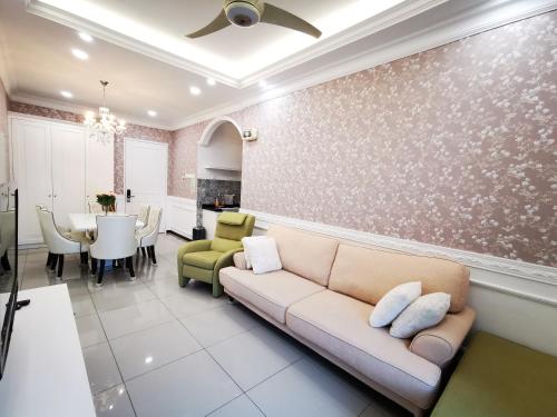 马西English Homestay Seaview Johor Bahru Permas 6 pax的带沙发的客厅和用餐室