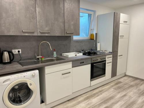 兰河畔马尔堡EG-Souterrain Wohnung的厨房配有洗衣机和洗碗机。