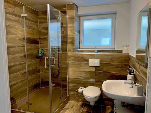 兰河畔马尔堡EG-Souterrain Wohnung的带淋浴、卫生间和盥洗盆的浴室