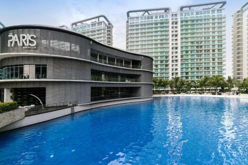 马尼拉2BR in Azure - Beach in the City with WiFi的大楼前的大型蓝色游泳池