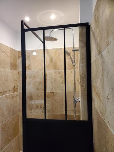 洛里Rêve en Lubéron的浴室里设有玻璃门淋浴