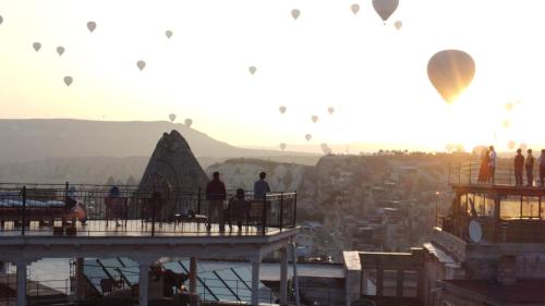 格雷梅萨尔奇姆窑洞公寓的一群热气球飞越城市