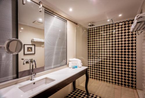 哈昂Daria- Authentic Israeli Experience的一间带水槽和淋浴的浴室