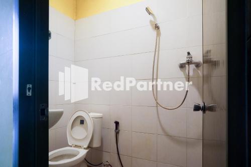 泗水RedDoorz at Sparkling Hotel Surabaya的浴室配有白色卫生间和淋浴。