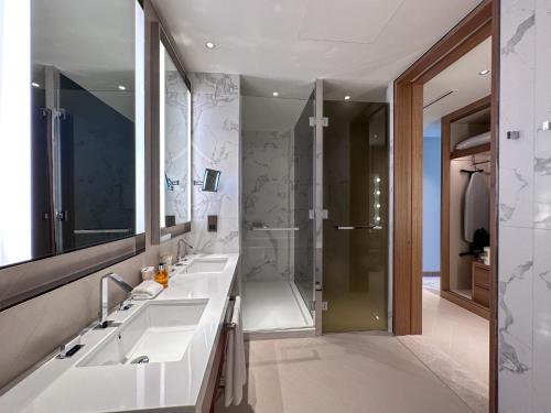 迪拜Luxury 3-bedroom apartment with a stunning view of the Burj Khalifa and the Fountain的一间带两个盥洗盆和淋浴的浴室