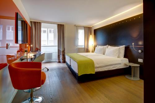 日内瓦f6风格酒店的配有一张床和一把椅子的酒店客房