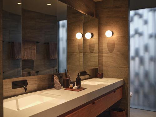 吉利美诺BASK Gili Meno的一间带水槽和镜子的浴室