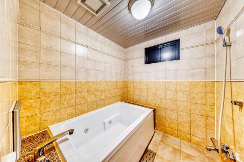 广岛HOTEL LITZ HIROSHIMA -Adult Only的一间带浴缸和淋浴的浴室
