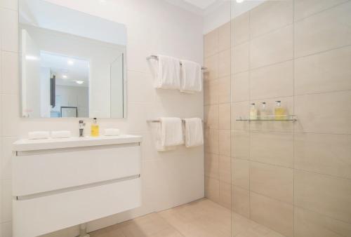 道格拉斯港Beach Villa 5的白色的浴室设有水槽和镜子