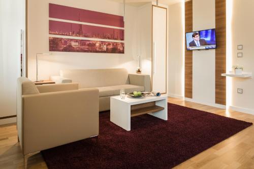 莱茵河畔路德维希港Living Apartments Ludwigshafen的客厅配有沙发和桌子