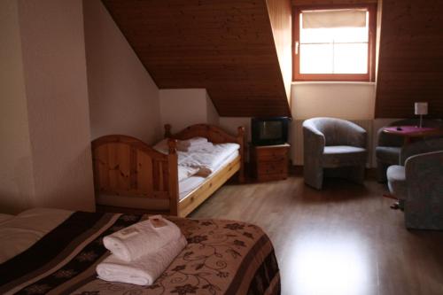 阿尔蔡阿尔蔡瑞比兰德加斯托酒店的一间卧室设有两张床、一台电视和一把椅子