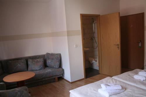 阿尔蔡阿尔蔡瑞比兰德加斯托酒店的客厅配有沙发和桌子。