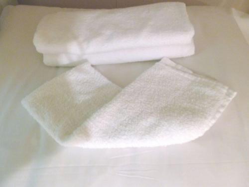 大阪Hotel Shin-Imamiya - Vacation STAY 36286v的一张桌子上摆着的白色毛巾