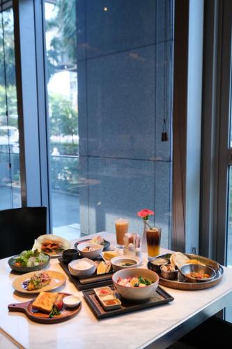 曼谷曼谷素坤逸萬豪酒店 的一张桌子上放着一大堆食物
