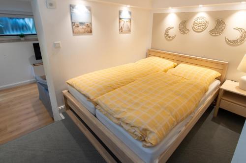 汉堡Neue zentrale Souterrain-Wohnung 24h Self Check-In的一间卧室配有一张黄色毯子床
