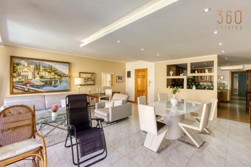 比尔古Beautiful, spacious 3BR home with beautiful views by 360 Estates的客厅配有桌椅